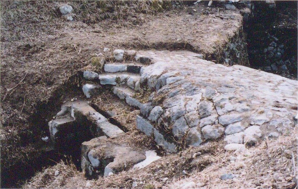 西水門近くの余水路アーチ橋上部と水門跡