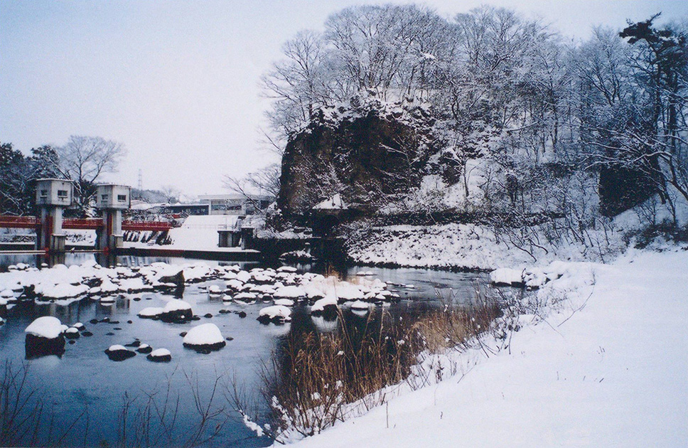 雪景色の新旧取入ロ