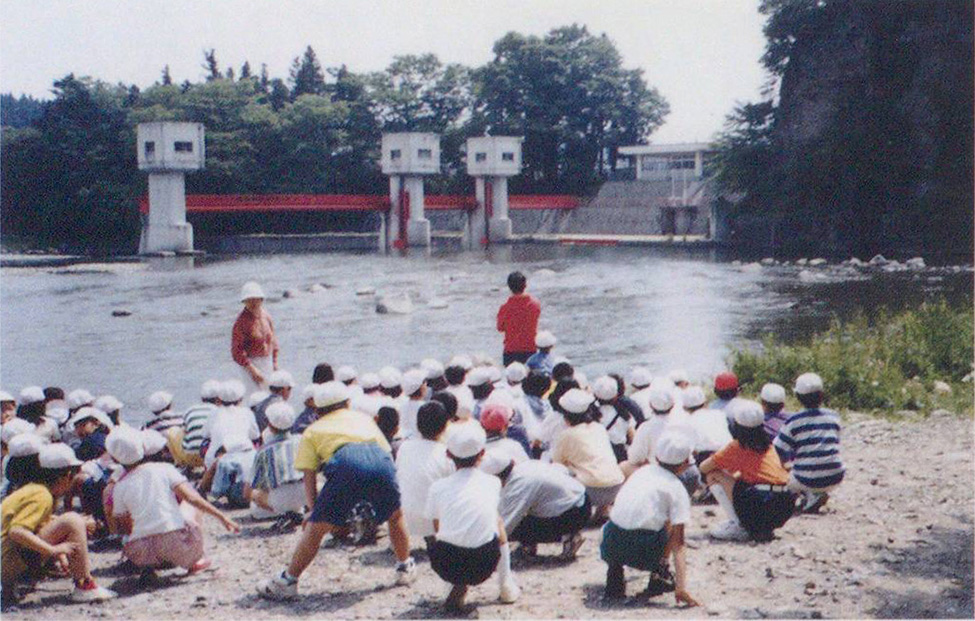 遠足の小学校児童