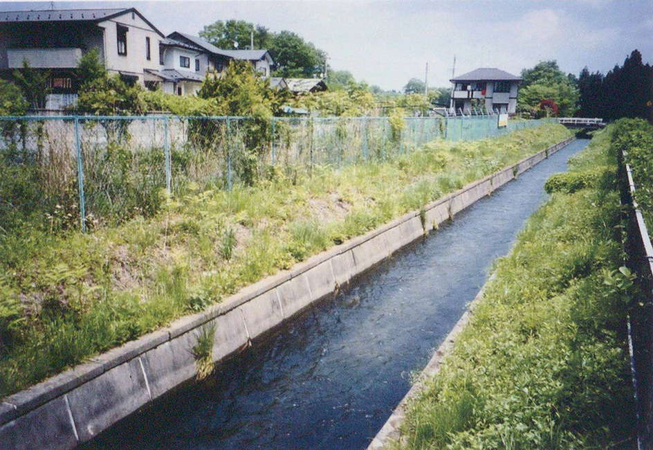 新しい住宅地のワキを流れる本幹水路