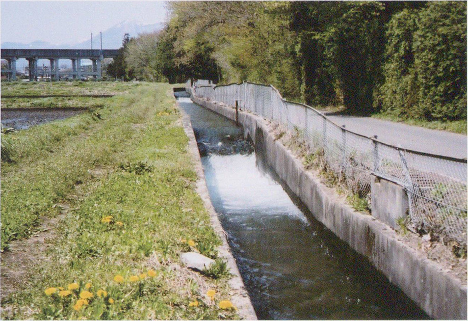 東北新幹線と国道4号の間の第一分水