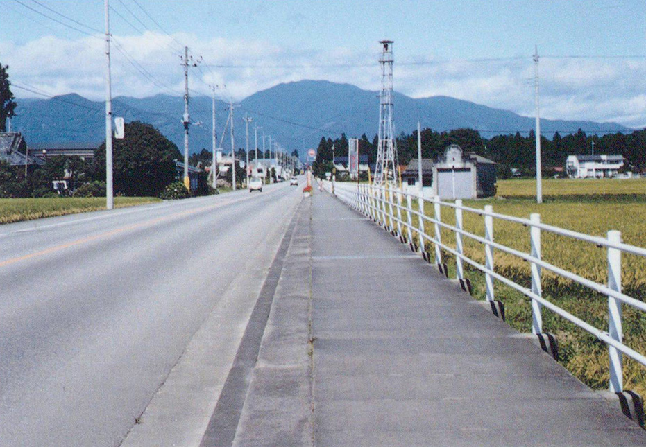 フタがかけられ歩道となった三区町の第四分水縦堀