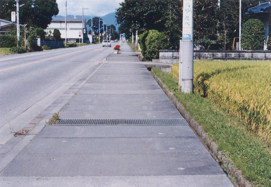 フタがかけられ歩道となった一区町の第四分水縦堀