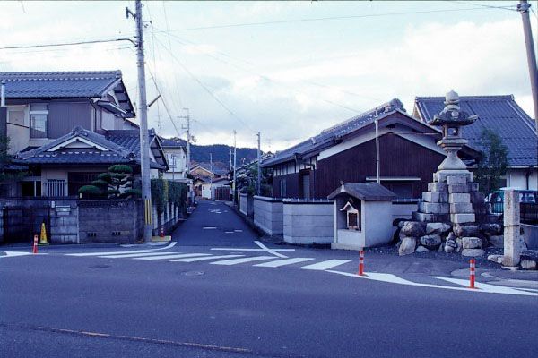 音羽町の交差点　常夜灯と道標 2