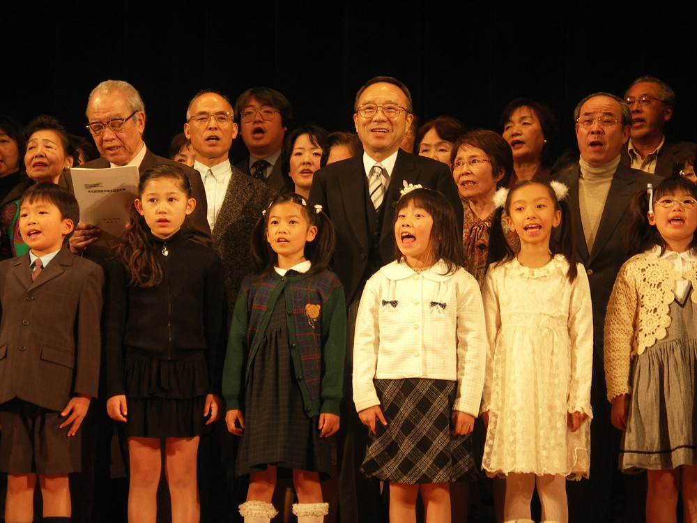文化創造都市宣言記念式典、区民の歌「としま未来へ」を斉唱する子どもたち（平成17年11月23日）
